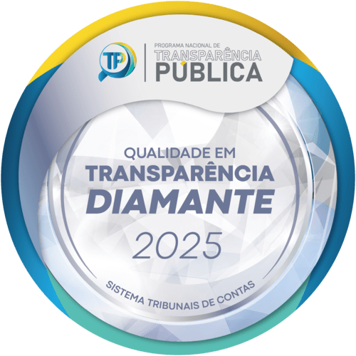 Selo em formato circular, composto pelas cores azul e cinza, pelo logo TP, sobre uma bandeira, e pelos textos "Diamante", "Qualidade em Transparência", "Sistema Tribunais de Contas", "Programa Nacional de Transparência Pública" e "2025".