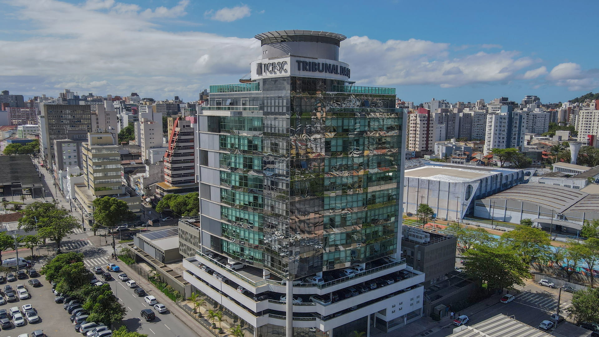 Imagem da sede do TCE/SC e de construções do entorno.